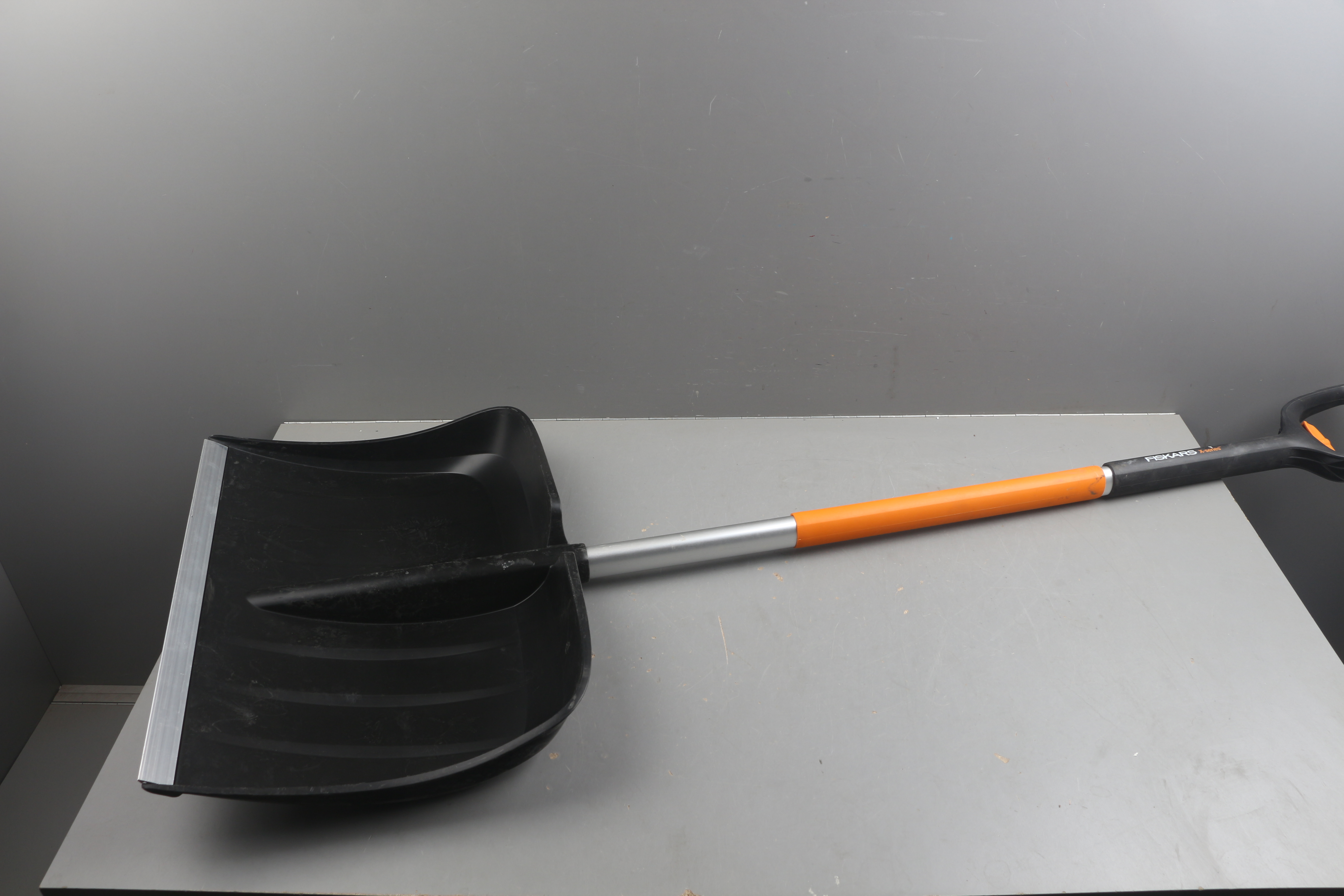 Скрепер для уборки снега телескопический X-series FISKARS уцененный (0345298434) - фото1