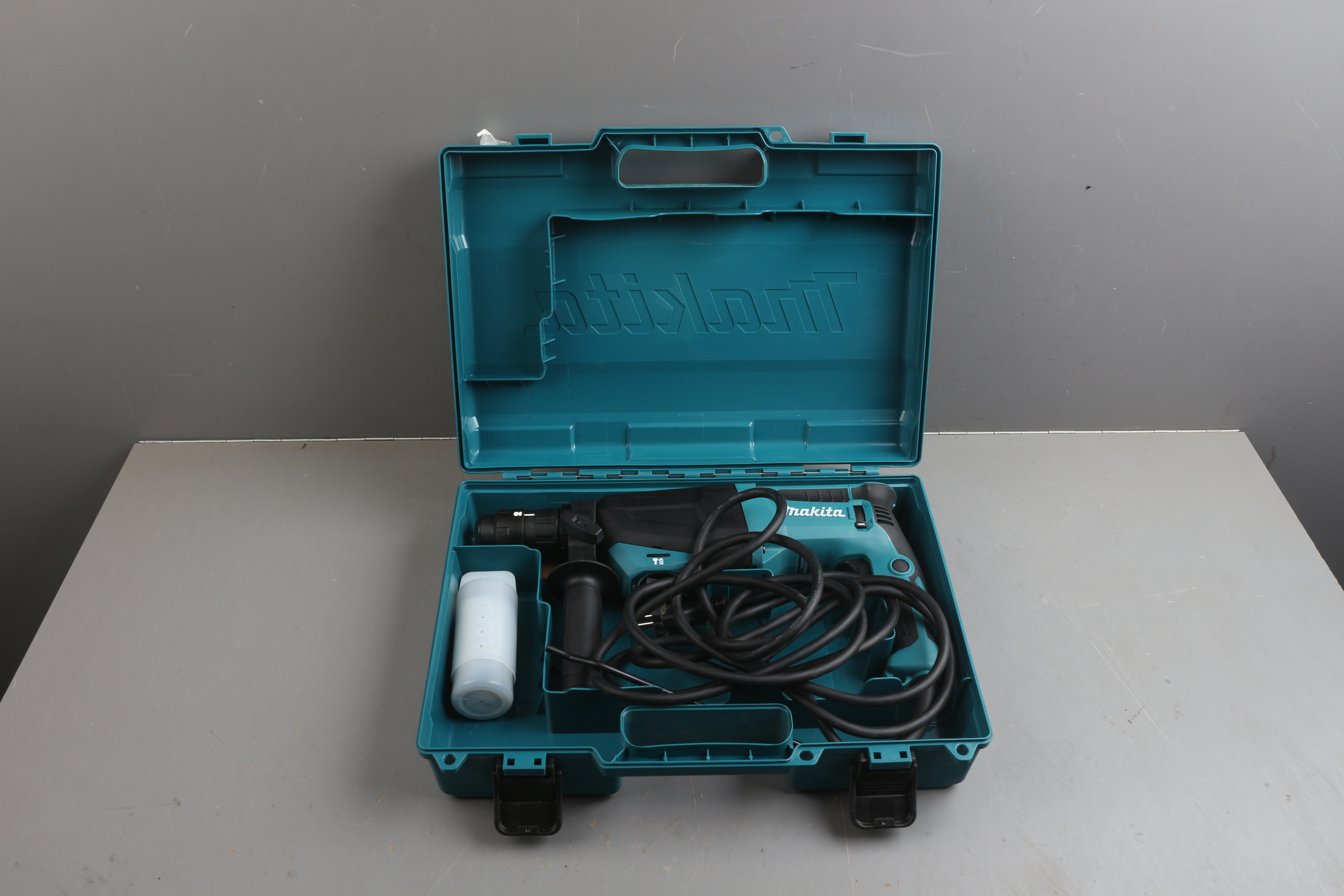 Перфоратор MAKITA HR 2670 в чем. уцененный (0000021888) Перфоратор MAKITA HR 2670 в чем. уцененный (0000021888)