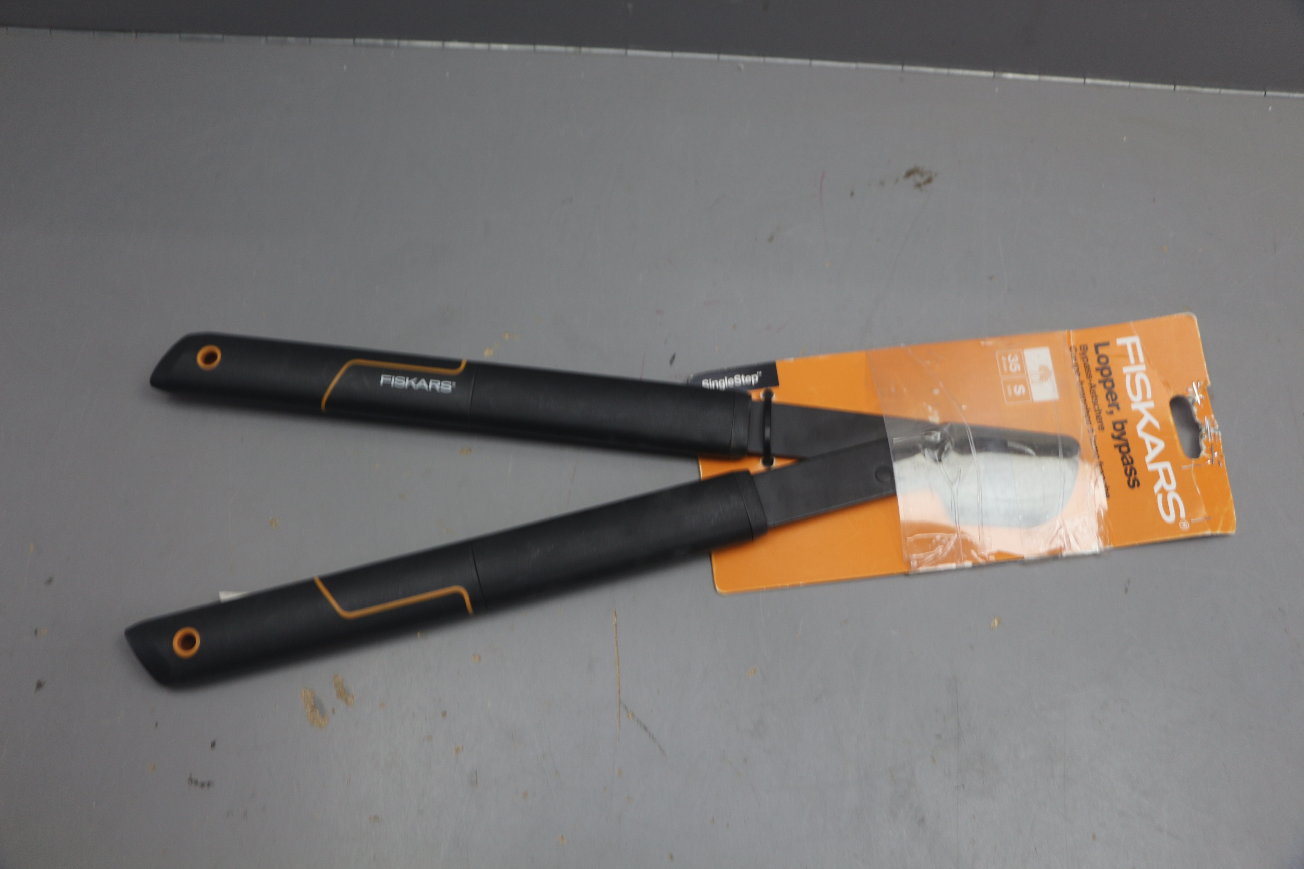 Сучкорез плоскостной c загн. лезвиями малый SingleStep L28 FISKARS уцененный (0542582108) Сучкорез плоскостной c загн. лезвиями малый SingleStep L28 FISKARS уцененный (0542582108)