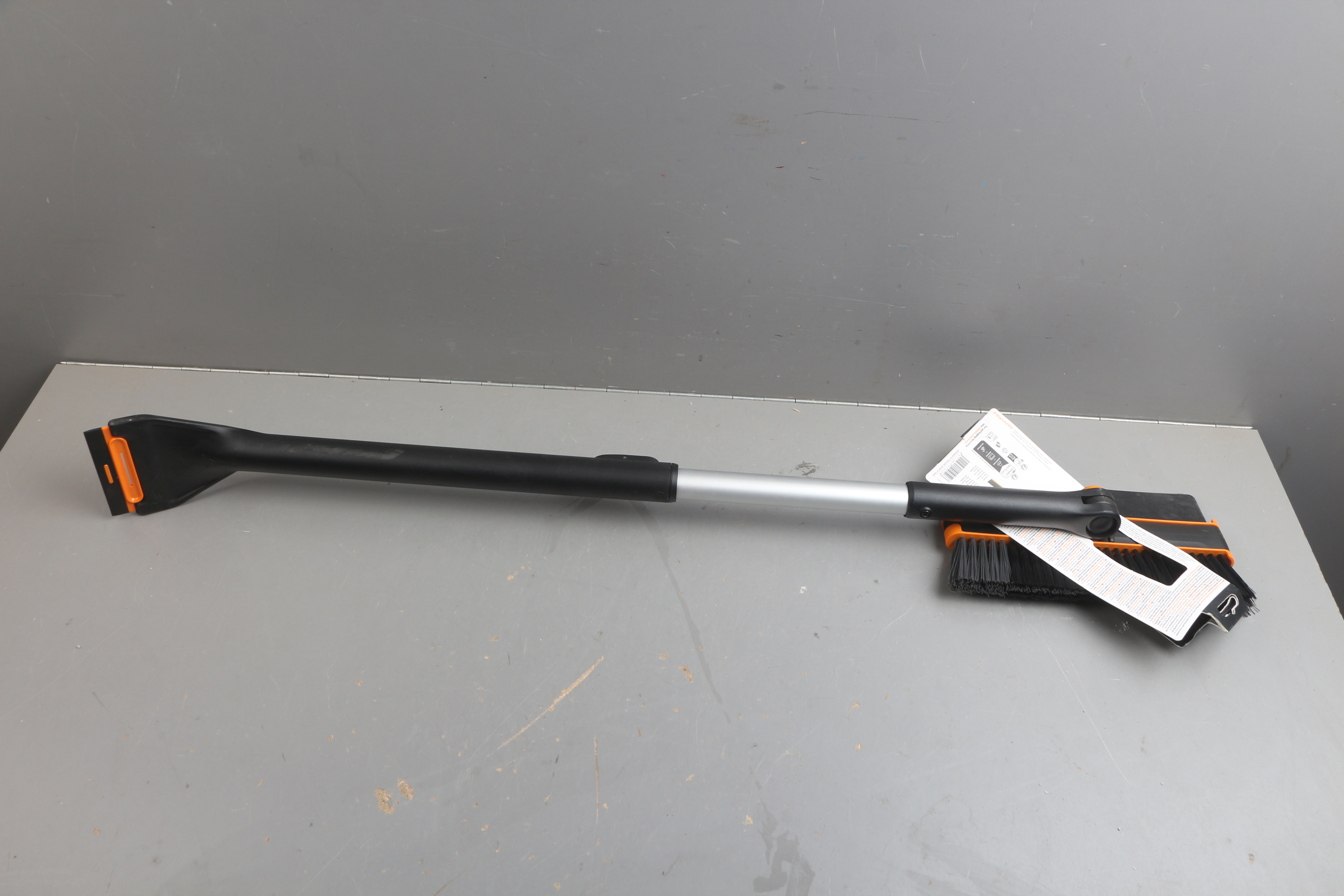 Щетка для снега 96-121см телескоп. со скребком X-series FISKARS уцененный (0004733696) Щетка для снега 96-121см телескоп. со скребком X-series FISKARS уцененный (0004733696)